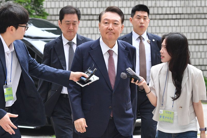 尹, 내란재판서 '이첩' vs '인계' 두고 특검과 신경전