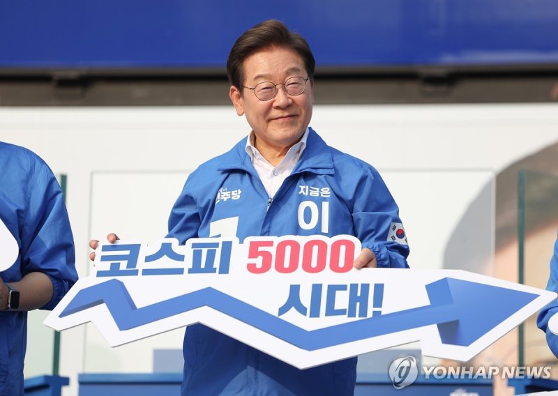 경제회복 퍼포먼스 펼치는 이재명 후보 (출처=연합뉴스)