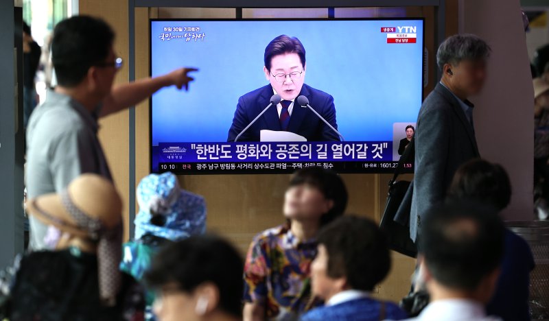 3일 오전 서울역 대합실에서 시민들이 이재명 대통령 ‘취임 한달’ 기자회견 생중계 영상을 시청하고 있다. 2025.7.3/뉴스1 ⓒ News1 구윤성 기자