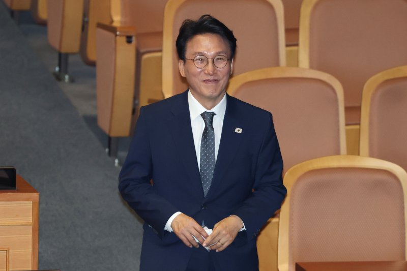 김민석 국무총리 후보자가 3일 오후 서울 여의도 국회에서 열린 본회의에서 국무총리 임명동의안 무기명 투표를 하고 있다. 2025.7.3/뉴스1 ⓒ News1 이광호 기자