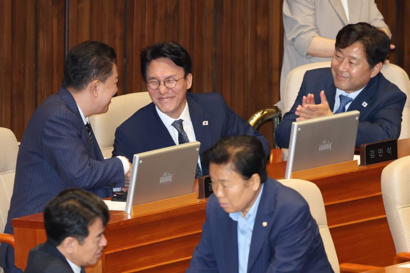 김민석 국무총리 후보자가 3일 오후 서울 여의도 국회에서 열린 본회의에서 국무총리 임명동의안이 가결되자 김병기 더불어민주당 당대표 직무대행 겸 원내대표의 축하를 받고 있다. 2025.7.3/뉴스1 ⓒ News1 이광호 기자