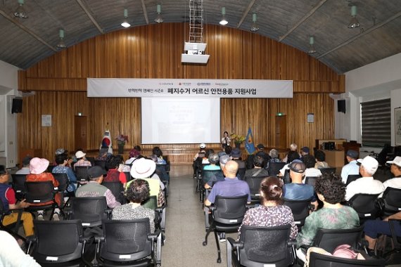 KB손해보험 ‘반짝반짝 캠페인 시즌8’의 일환으로, 의정부 지역 폐지수거 어르신을 대상으로 진행된 교통안전교육 현장. 어르신들은 교통사고 예방을 위한 안전용품 사용법과 도로 위 안전수칙을 배움으로써 실제 생활에 도움이 되는 교육을 받고 있다.