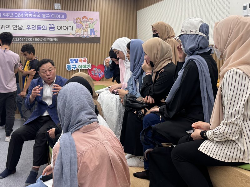 울산 동구가족센터에서 김종훈 동구청장이 아프가니스탄 특별기여자 자녀들과 대화하고 있다. 2025.7.2./뉴스1 김세은 기자