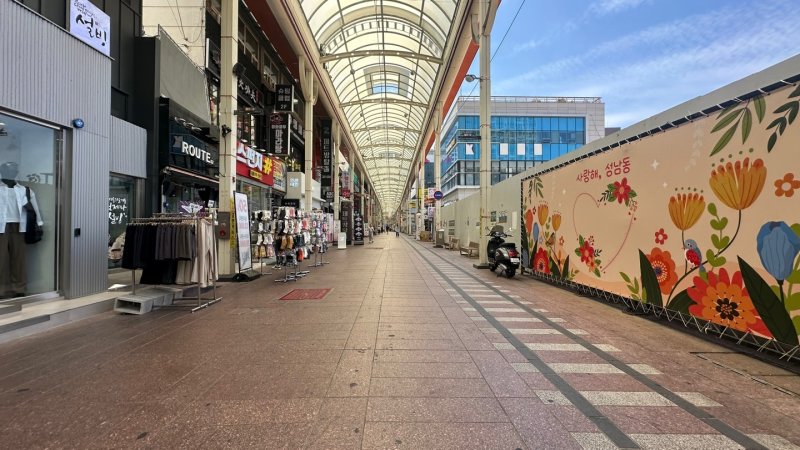 3일 오후 찾은 울산 중구 젊음의 거리는 오가는 사람 없이 한산한 모습이다. 이날 울산의 낮 최고 기온은 36도를 기록했다.2025.7.3/뉴스1 ⓒNews1 김지혜 기자
