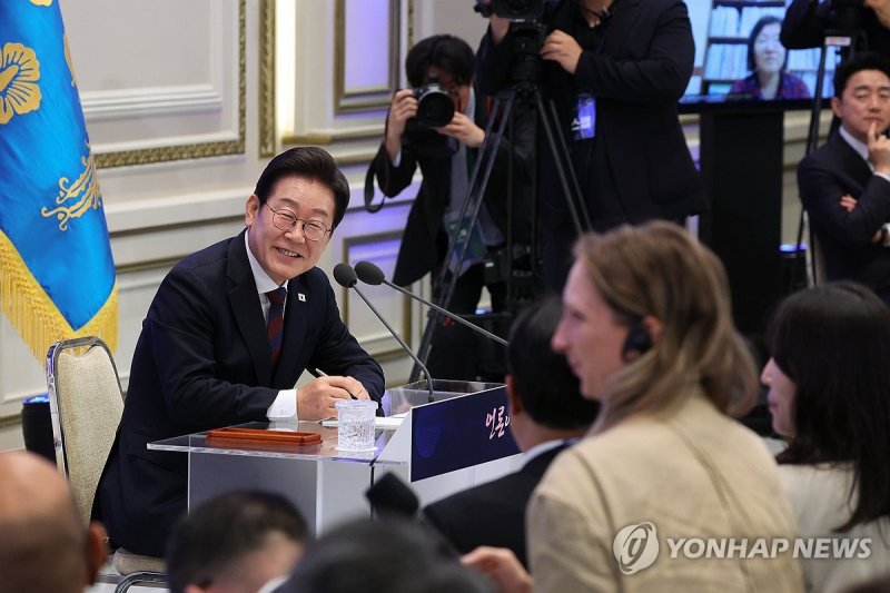 외신 기자 질문 듣는 이재명 대통령 (출처=연합뉴스)