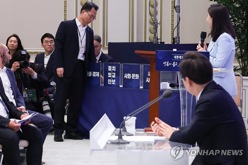 대통령 취임 기자회견 질문자 추첨 (출처=연합뉴스)