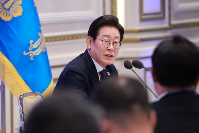 [서울=뉴시스] 고범준 기자 = 이재명 대통령이 3일 청와대 영빈관에서 열린 '대통령의 30일, 언론이 묻고 국민에게 답하다' 기자회견에서 기자들 질문에 답변하고 있다. 2025.07.03. bjko@newsis.com