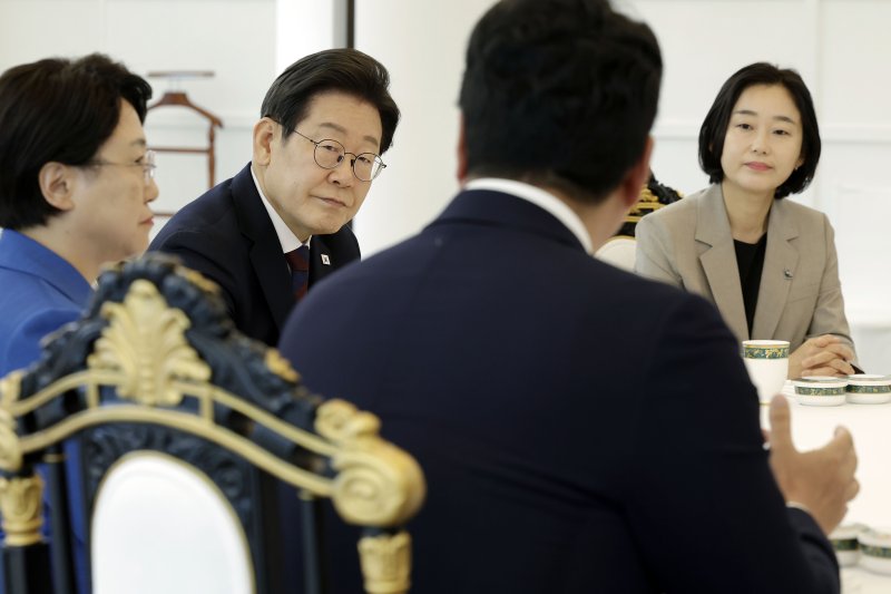 [서울=뉴시스] 최동준 기자 = 이재명 대통령이 3일 서울 한남동 관저에서 열린 국회 비교섭단체 지도부와 오찬회동에서 개혁신당 천하람 당대표 권한대행 겸 원내대표 발언을 듣고 있다. 2025.07.03. photocdj@newsis.com