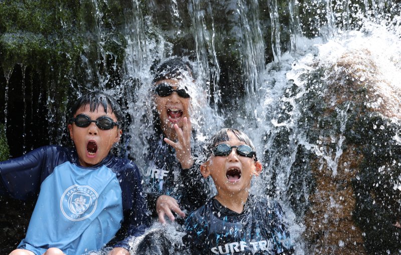 연일 한낮 최고기온이 30도를 넘기며 무더운 날씨가 이어진 3일 한 계곡에서 아이들이 물놀이를 하며 더위를 식히고 있다. 2025.7.3/뉴스1 ⓒ News1 김기태 기자