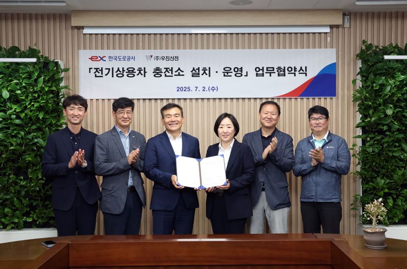 고속도로 휴게소 14곳에 전기트럭·버스 충전기 102기 설치