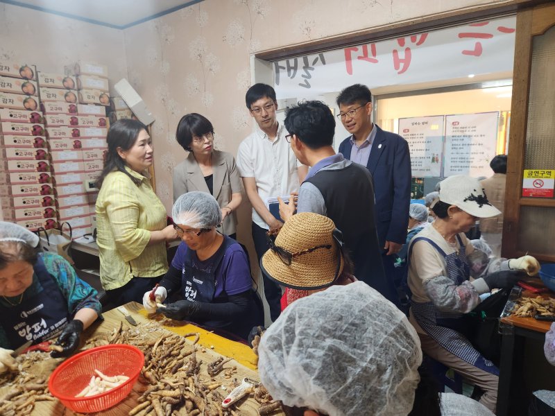 전북도 사업단 관계자가 3일 충북 청주시 서원구 두꺼비시장의 '일하는 밥퍼' 사업장을 둘러보고 있다. (사진=충북도 제공) *재판매 및 DB 금지