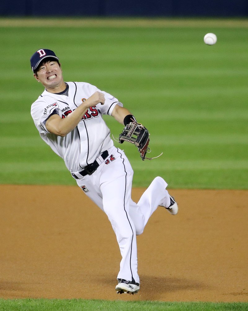 14일 오후 서울 잠실야구장에서 열린 '프로야구 2021 신한은행 SOL KBO리그' kt위즈와 두산베어스의 경기 두산 유격수 김재호가 6회초 선두타자로 나온 kt 유한준의 유격수 앞 땅볼을 수비하고 있다. 2021.10.14/뉴스1 ⓒ News1 김진환 기자