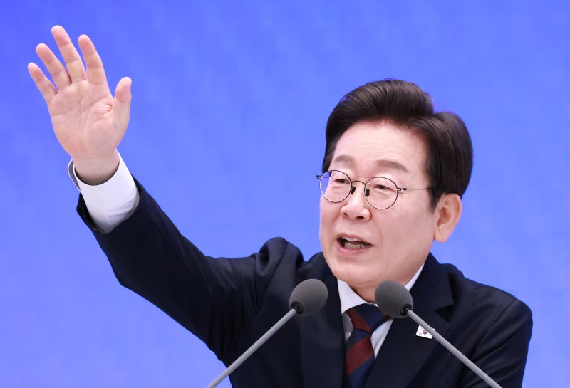 [서울=뉴시스] 고범준 기자 = 이재명 대통령이 3일 청와대 영빈관에서 열린 '대통령의 30일, 언론이 묻고 국민에게 답하다' 기자회견에서 출입기자들 질문에 답변하고 있다. (대통령실통신사진기자단) 2025.07.03. bjko@newsis.com