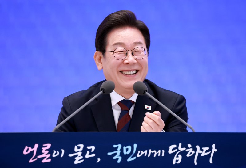 [서울=뉴시스] 고범준 기자 = 이재명 대통령이 3일 청와대 영빈관에서 열린 '대통령의 30일, 언론이 묻고 국민에게 답하다' 기자회견에서 출입기자들 질문에 답변하고 있다. (대통령실통신사진기자단) 2025.07.03. bjko@newsis.com