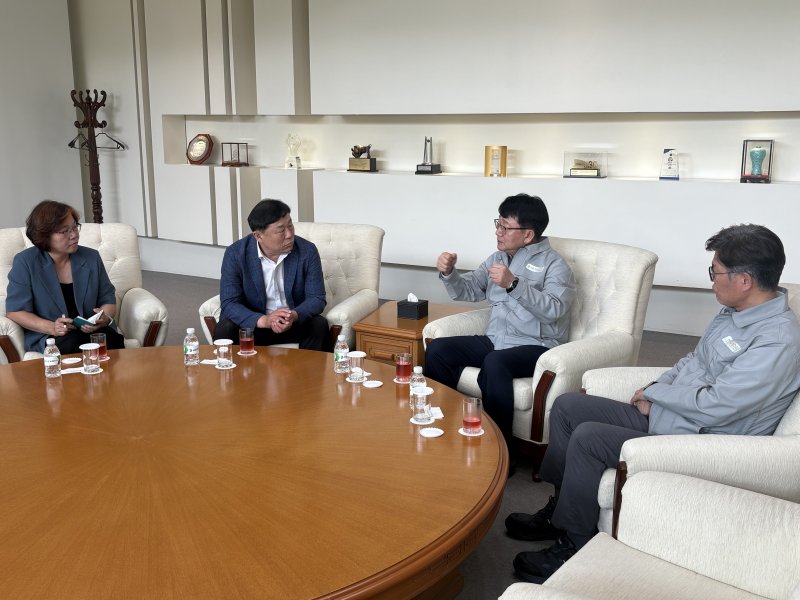 김종훈 동구청장(왼쪽에서 두번째)은 3일 올해 임금 협상을 진행 중인 HD현대중공업을 방문해 원만한 합의를 위해 노력해줄 것을 요청했다.(울산 동구 제공. 재판매 및 DB금지)/뉴스1