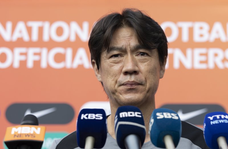 [성남=뉴시스] 김근수 기자 = 홍명보 대한민국 축구 국가대표팀 감독이 3일 오후 경기 성남종합운동장에서 훈련 전 인터뷰에서 취재진 질문에 답하고 있다. 동아시아 축구연맹(EAFF) E-1 챔피언십'(동아시안컵)에 출전하는 남자대표팀은 오는 7일 오후 8시 중국과의 개막전을 시작으로 11일 오후 8시 홍콩, 15일 오후 7시 24분 일본과 차례로 용인미르스타디움에서 경기를 치른다. 2025.07.03. ks@newsis.com