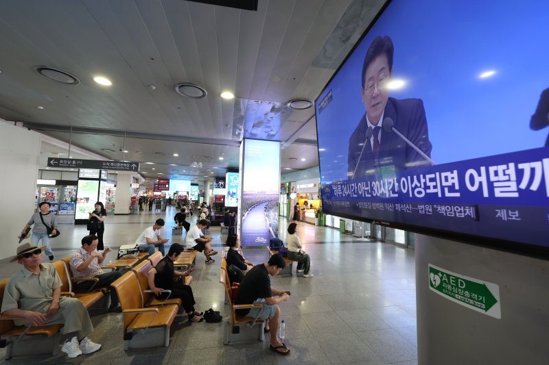 3일 오전 광주 서구 유스퀘어 광주종합버스터미널에서 시민들이 이재명 대통령의 기자회견 생중계를 시청하고 있다. 2025.7.3/뉴스1 ⓒ News1 박지현 기자