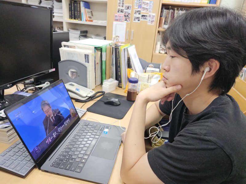 3일 오전 전남대학교 신문방송사에서 영문잡지 ‘전남 트리뷴’의 최다니엘 기자(24)가 이재명 대통령의 취임 30일 기자회견을 유튜브로 시청하고 있다.(재배포 및 DB 금지) 2025.7.3/뉴스1 ⓒ News1 서충섭 기자