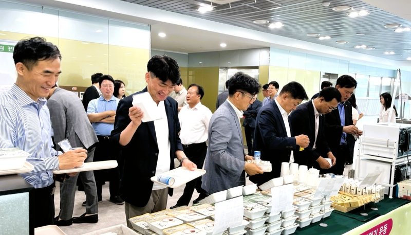 충북농협 임직원들이 3일 구내식당에서 아침 식사를 위해 쌀국수 등 쌀 가공식품을 고르고 있다.(농협 제공)/뉴스1