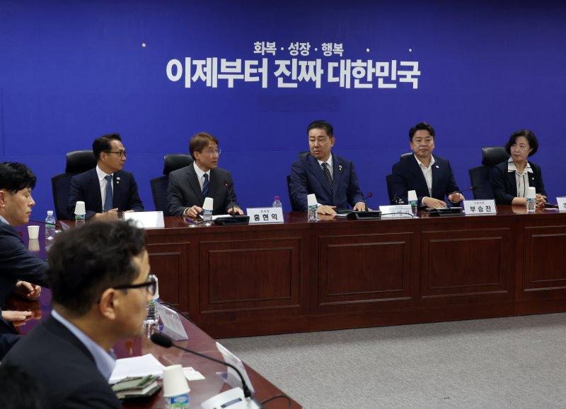 [서울=뉴시스] 고승민 기자 = 3일 서울 여의도 국회 의원회관에서 열린 국정기획위원회와 더불어민주당 국방위원 간담회에서 김병기(오른쪽 세번째) 원내대표와 홍현익(오른쪽 네번째) 국정기획위 외교안보분과장 등 참석자들이 대화하고 있다. 2025.07.03. kkssmm99@newsis.com