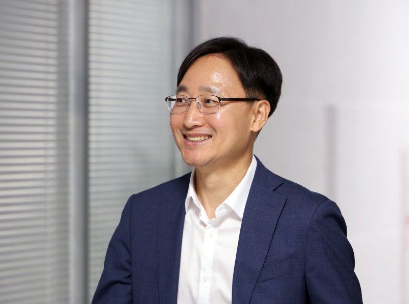 [서울=뉴시스] 김금보 기자 = 임광현 국세청장 후보자가 26일 서울 여의도 국회 의원회관에서 자신의 사무실로 이동하고 있다. 2025.06.26. kgb@newsis.com