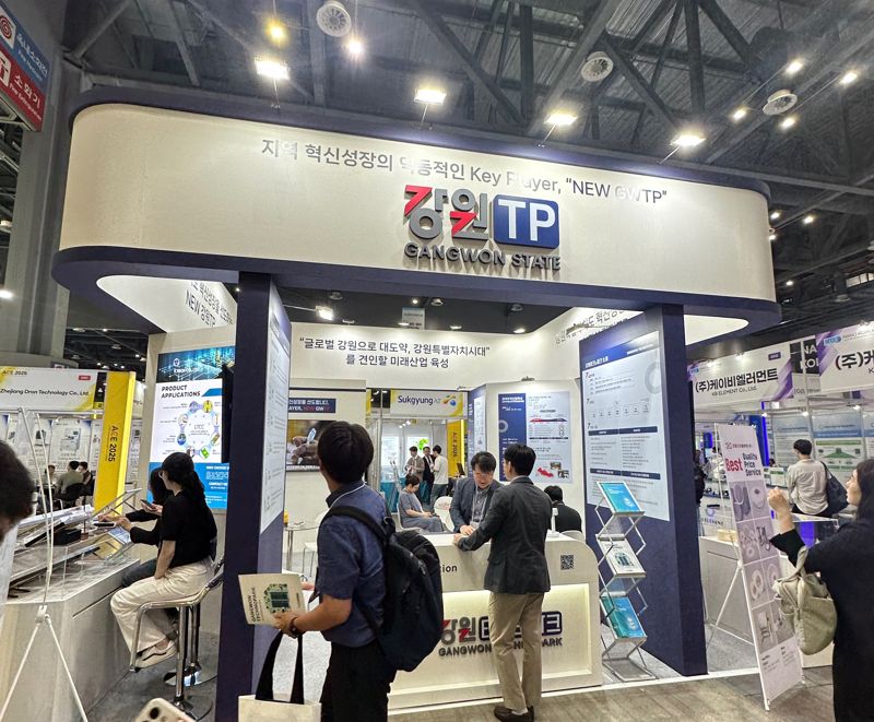 강원테크노파크 글로벌사업단 신소재센터가 강릉지역 3개 기업과 함께 국제첨단세라믹전시회에 참가, 첨단 기술을 선보였다. 강원테크노파크 제공