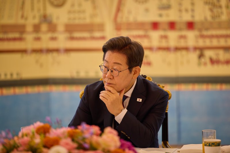 이재명 대통령이 3일 서울 한남동 관저에서 열린 국회 비교섭단체 지도부와의 오찬회동에서 참석자들의 발언을 경청하고 있다. (대통령실 제공. 재판매 및 DB 금지) 2025.7.3/뉴스1 ⓒ News1 허경 기자