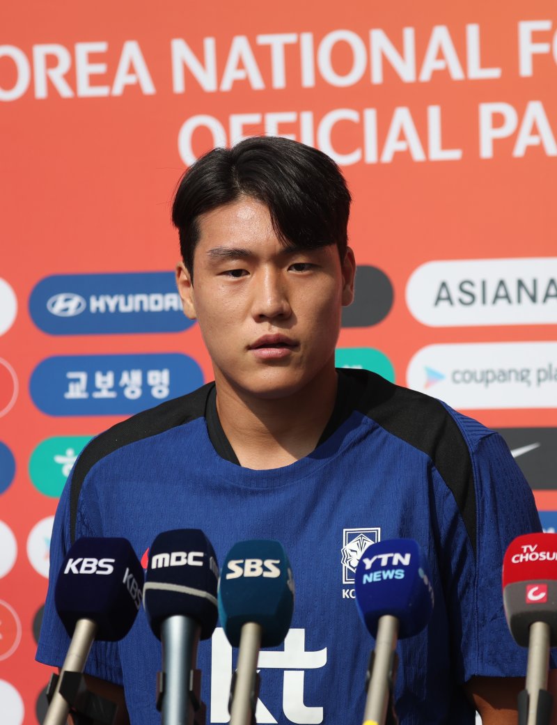 3일 오후 경기 성남시 중원구 성남종합운동장에서 열린 2025 동아시아축구연맹(EAFF) E1 챔피언십(동아시안컵) 대한민국 축구 국가대표팀 이호재가 훈련 전 인터뷰를 하고 있다. 한국 남녀국가대표팀이 참가하는 EAFF E1 챔피언십은 오는 7월 7일부터 16일까지 경기도 3개 도시(용인, 수원, 화성)에서 개최된다. 2025.7.3/뉴스1 ⓒ News1 김영운 기자