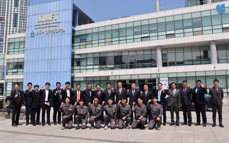 지난 4월 16일 한국해양수산연수원 부산 본원에서 오션폴리텍 상선 3급 과정 장학금 전달식이 열린 가운데 부산 본원 입구에서 김민종 원장(뒷줄 왼쪽 열한번째)과 연수원 관계자들, 교육생들이 함께 기념촬영하고 있다. 한국해양수산연수원 제공