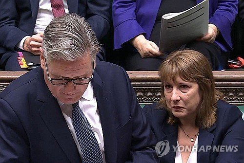 2일(현지시간) 키어 스타머 총리와 레이철 리브스 재무장관(오른쪽) (출처=연합뉴스)