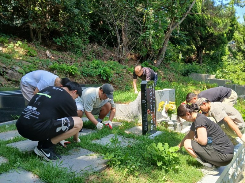 동명대 학생들 독립운동가 안성녀 지사 묘역 정화