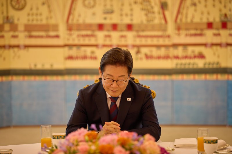 이재명 대통령이 3일 서울 한남동 관저에서 열린 국회 비교섭단체 지도부와의 오찬회동에서 참석자들의 발언을 경청하고 있다. (대통령실 제공. 재판매 및 DB 금지) 2025.7.3/뉴스1 ⓒ News1 허경 기자