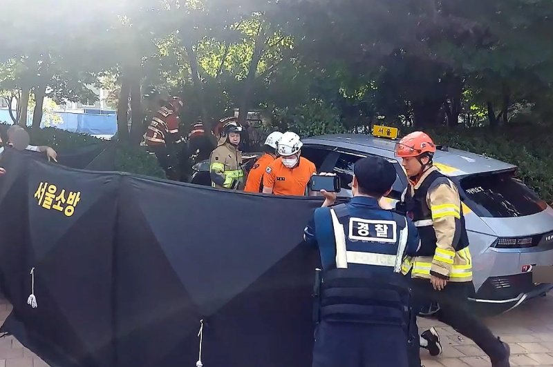 '또 돌진 사고' 이번엔 도봉구 사거리서 택시가 인도 덮쳐…보행자 1명 사망