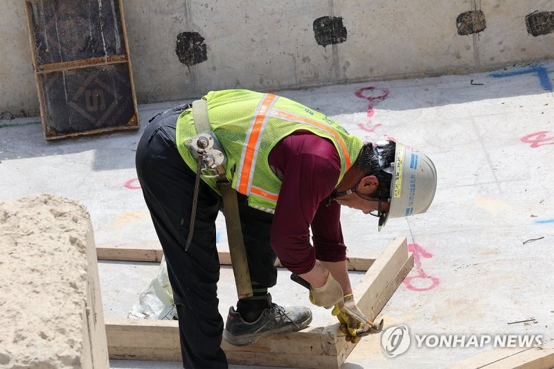 폭염 속 건설현장 (출처=연합뉴스)
