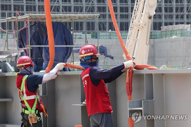 폭염 속 건설현장 (출처=연합뉴스)
