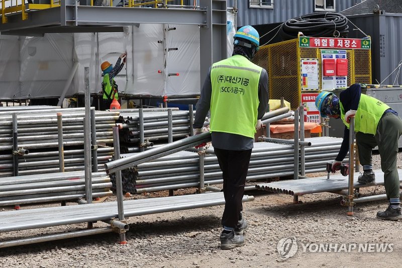 폭염 속 건설현장 (출처=연합뉴스)