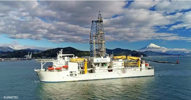 [서울=뉴시스]일본 해양연구개발기구(JAMSTEC)가 2026년 1월 미나미토리시마(南鳥島) 연안에서 희토류 시험 시추를 시작할 예정이라고 니혼게이자이(日本經濟)신문이 2일 보도했다. 세계 최초로 5500m 해저 희토류 시추에 나설 심해탐사선 치큐호. <사진 출처 : 니혼게이자이신문> 2025.07.03.