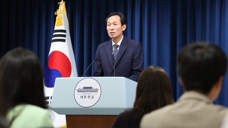 우상호 정무수석이 3일 서울 용산구 대통령실 청사에서 야5당 지도부 오찬 관련 브리핑을 하고 있다. 2025.7.3/뉴스1 ⓒ News1 허경 기자