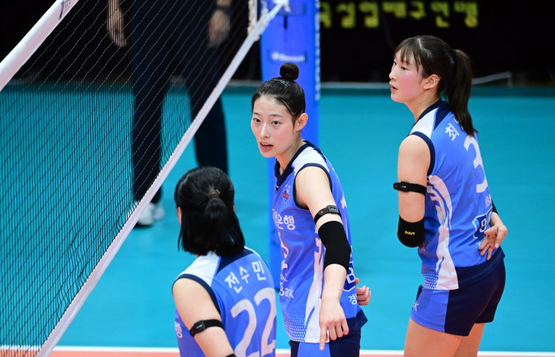 [서울=뉴시스] 여자배구 IBK기업은행 최정민이 3일 충북 단양의 단양문화체육센터에서 열린 '2025 한국실업배구연맹 & 프로배구 퓨처스 챔프전 조별예선에서 페퍼저축은행을 상대로 경기를 펼치고 있다. (사진=KOVO 제공) 2025.07.03. *재판매 및 DB 금지