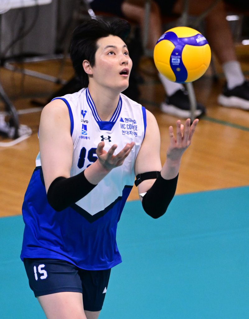 [서울=뉴시스] 여자배구 현대건설 김희진이 3일 충북 단양의 단양문화체육센터에서 열린 '2025 한국실업배구연맹 & 프로배구 퓨처스 챔프전 조별예선에서 수원특례시청을 상대로 경기를 펼치고 있다. (사진=KOVO 제공) 2025.07.03. *재판매 및 DB 금지