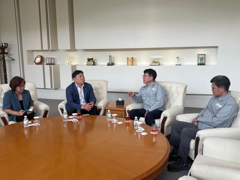 김종훈 울산 동구청장이 3일 HD현대중공업 노진율 대표이사를 만나 올해 임금 협상과 관련해 회사 측의 입장을 전해 듣고 있다. 울산 동구 제공