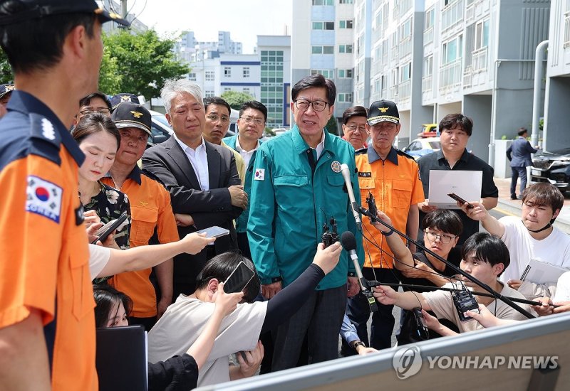 자매 참변 아파트 화재 현장 찾은 박형준 부산시장 (출처=연합뉴스)