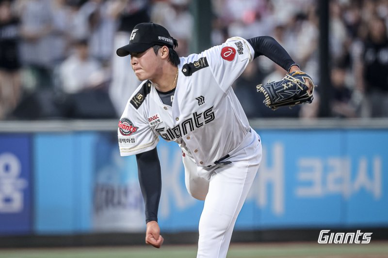 롯데 자이언츠 투수 이민석이 3일 열린 KBO리그 사직 LG 트윈스전에 선발 등판해 6⅔이닝 무실점 호투를 펼쳤다. (롯데 자이언츠 제공)