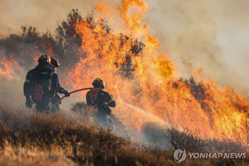 크레타섬 산불과 사투 벌이는 소방관들 (출처=연합뉴스)