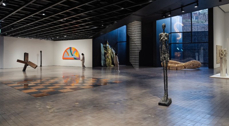 리움 현대미술 소장품전 전경, 오른쪽 조각상은 알베르토 자코메티의 거대한 여인 3 작품. *재판매 및 DB 금지