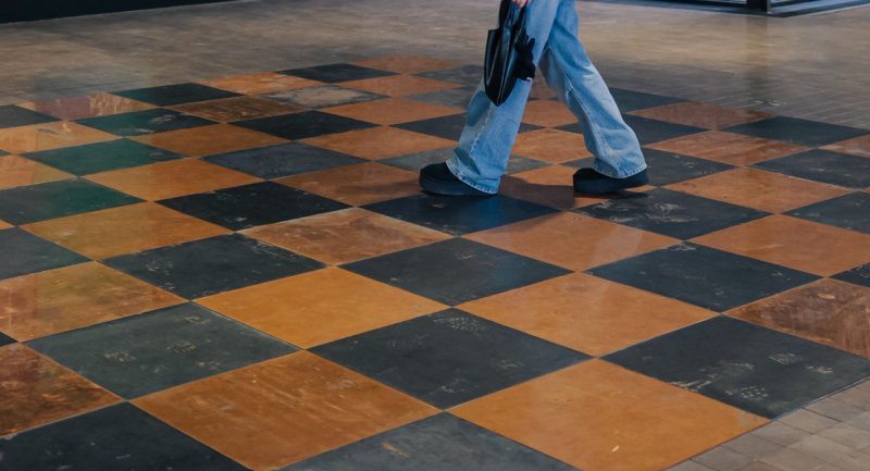 81개의 구리, 철 (헤파이스토스의 그물)> 작품 위를 걷는 관람객, (사진: 강다정) *재판매 및 DB 금지