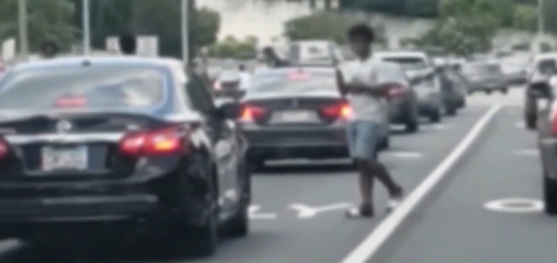 “생수 하나에 150만원?”…차 창문 두드린 워터보이의 QR 사기