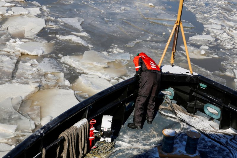 지난 2019년 1월31일(현지시간) 미국 해안경비대원이 선박을 이용해 북극 한파로 얼어붙은 뉴욕 허드슨강의 얼음을 깨고 있다.로이터연합뉴스