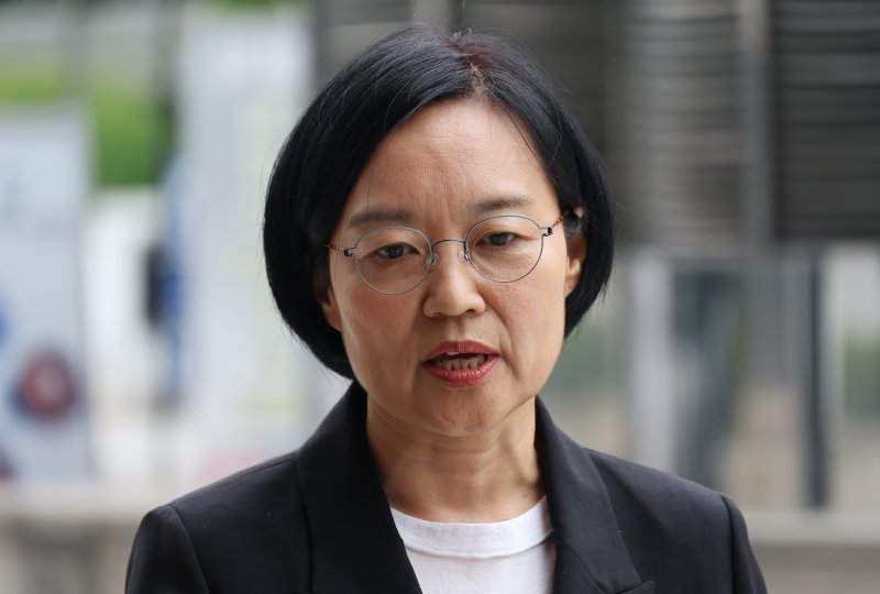 [서울=뉴시스] 고승민 기자 = 한성숙 중소벤처기업부 장관 후보자가 24일 서울 여의도 인사청문회 준비 사무실로 출근하던 중 취재진 질문에 답하고 있다. 2025.06.24. kkssmm99@newsis.com