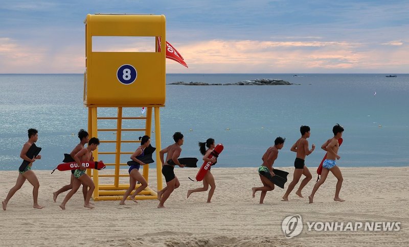 경포 수상안전요원들의 아침 운동 (출처=연합뉴스)